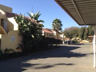 Townhouse For Rent in Sandown, Sandton